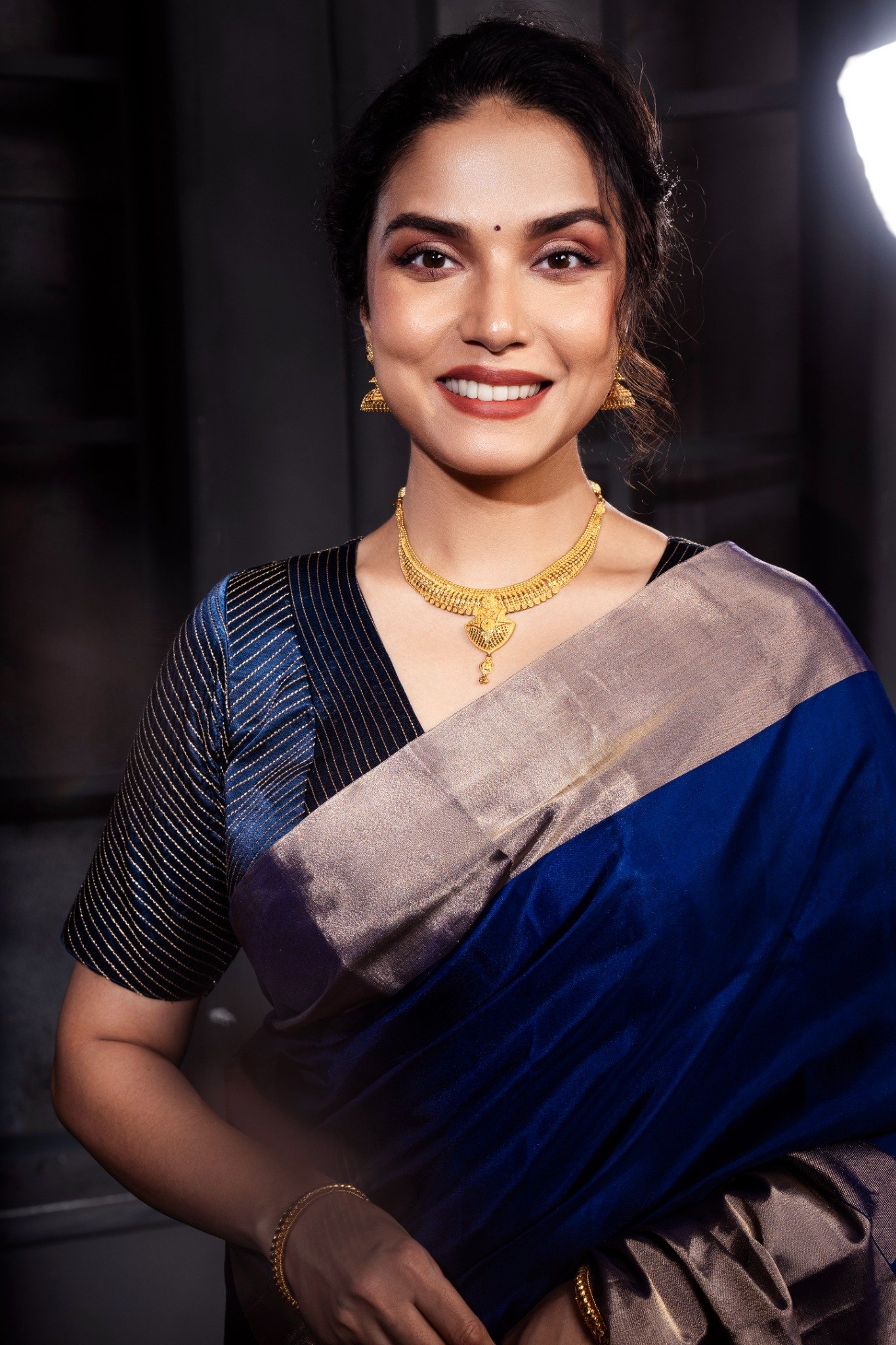 Woman wearing Maharashtrian jewellery at a festive setting